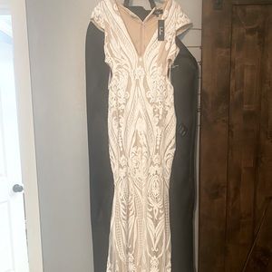 Lulus white and nude mermaid wedding dress, size L, never used
